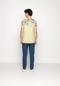 Indicode Jeans Palencia - T-Shirts Med Print - Pale Banana -Indicode Jeans d60ab4f6f95241eebab95327a2e6c97f