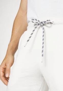 Indicode Jeans Brennan - Shorts - Off-White -Indicode Jeans f45f6ee10a4a494d93e914894fc29b71